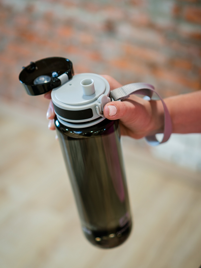 Питьевая бутылка 720 из тритана 0.5л, черная глянцевая, с ситечком - 10 Питьевая бутылка 720 из тритана 0.5л, черная глянцевая, с ситечком - 10