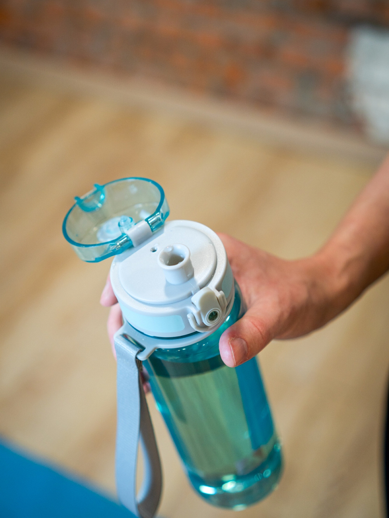 Питьевая бутылка 720 из тритана 0.5л, голубая глянцевая, с ситечком - 4