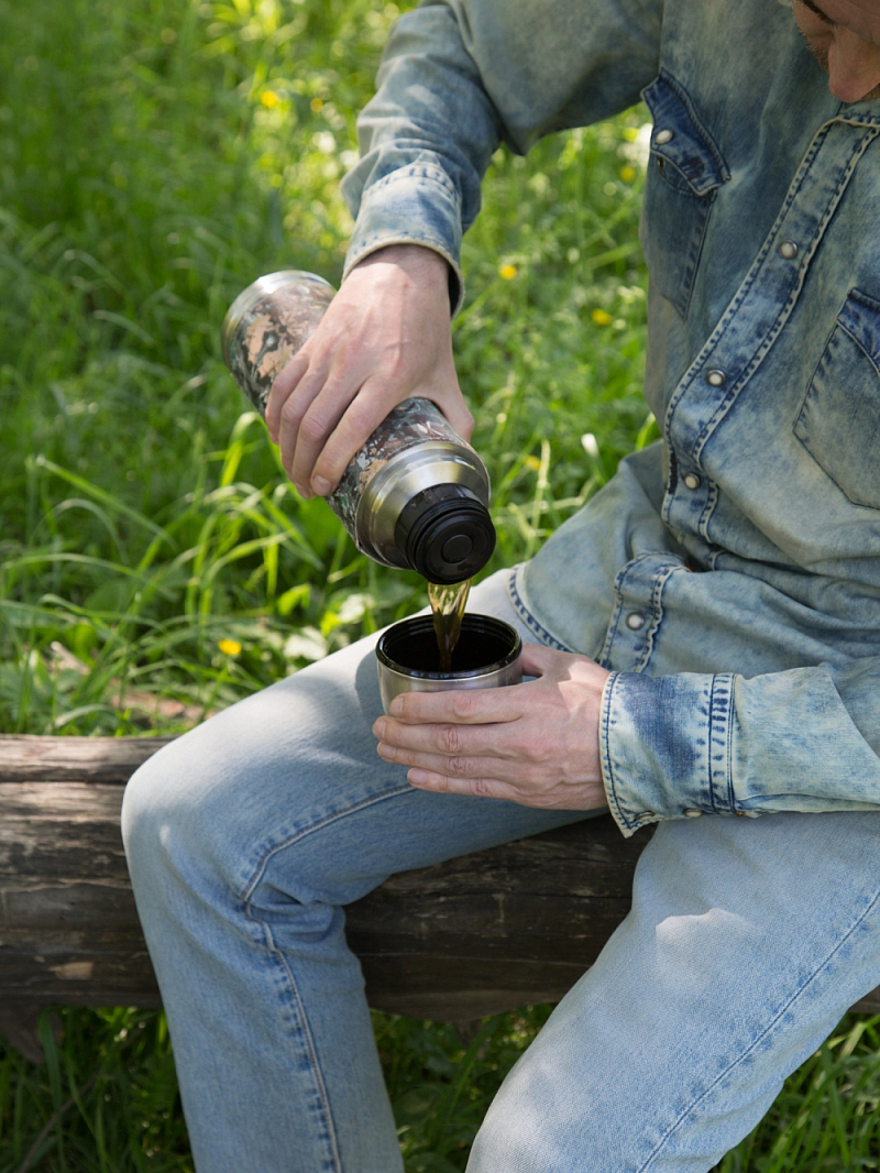 Термос 108 с оплеткой из экокожи цвета хаки на 1л - 4