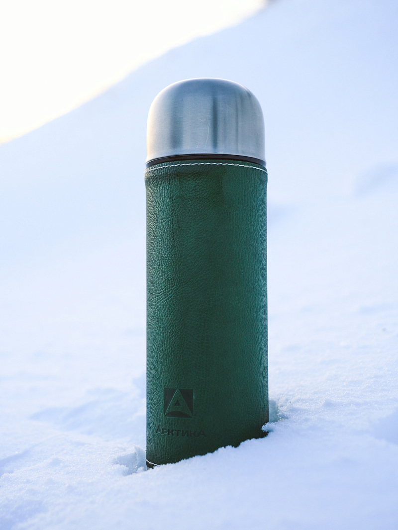Зеленый термос с оплёткой из экокожи на 1л (уценка) - 3