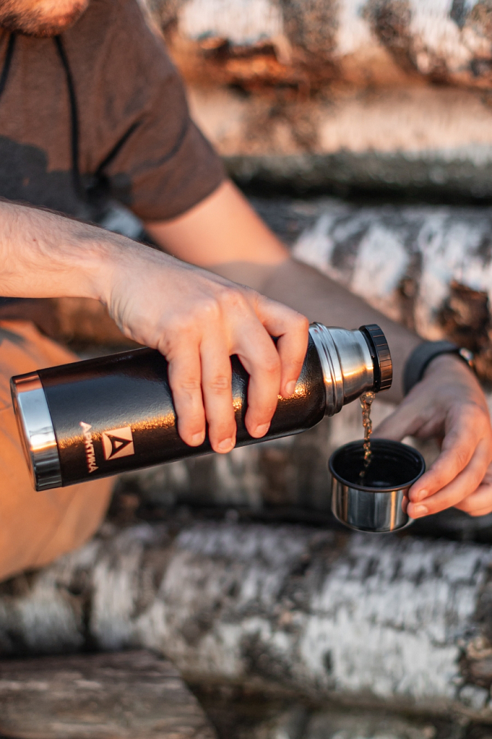 Термос серии 106 на 0.75л чёрный с ситечком и молотковой эмалью - 4