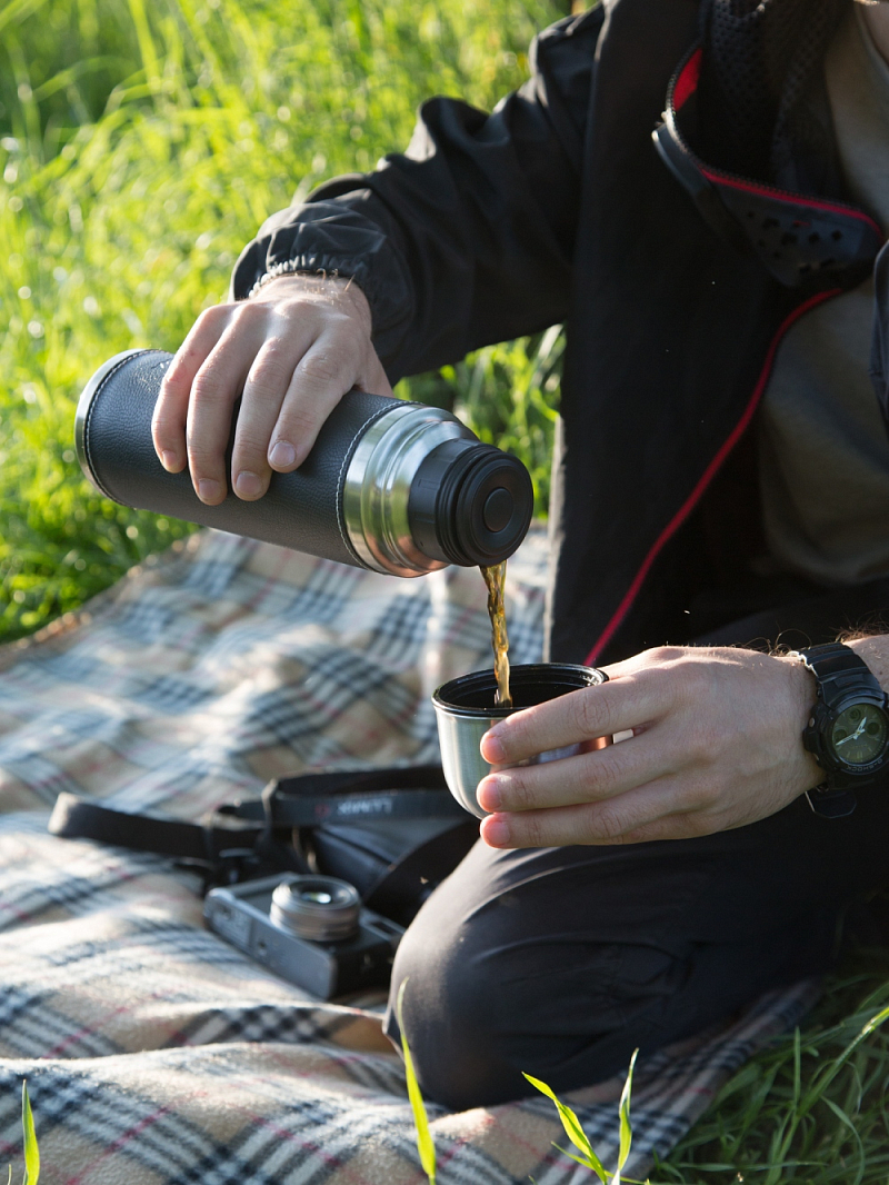 Черный термос с оплёткой из экокожи на 1л (уценка) - 6