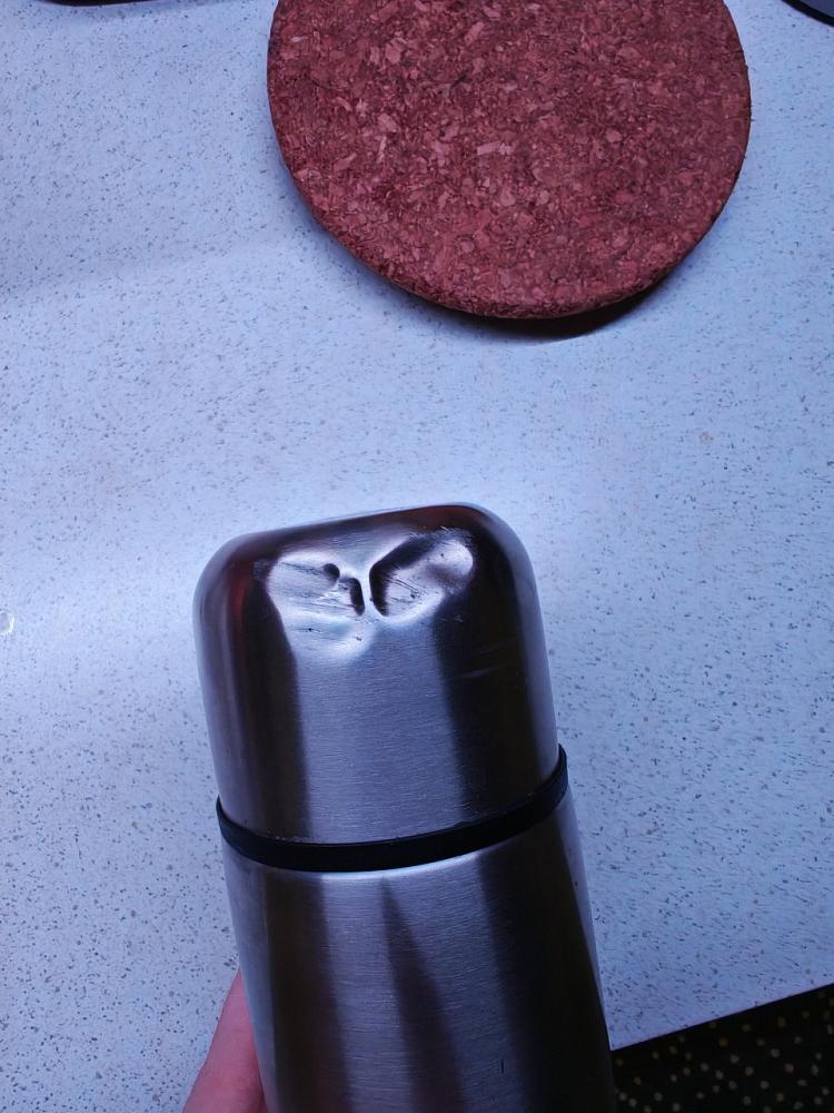  Классические термосы обычно, как один, похожи друг на друга — но хозяин свой термос всегда узнает!