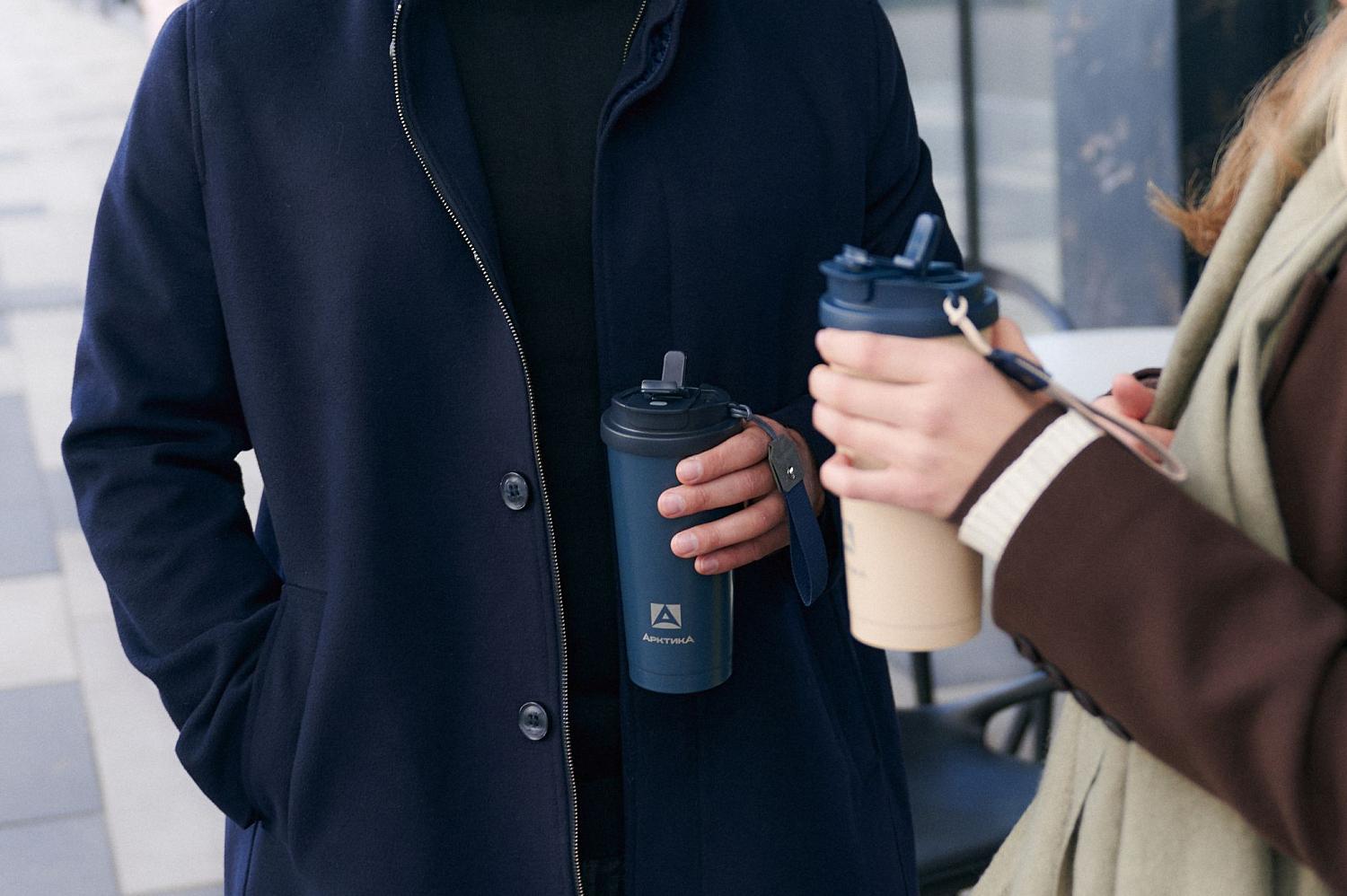 У новой серии 714 есть сразу две питьевые системы: классическая с отверстием, как у одноразового стаканчика, и с трубочкой — для смешанных напитков.