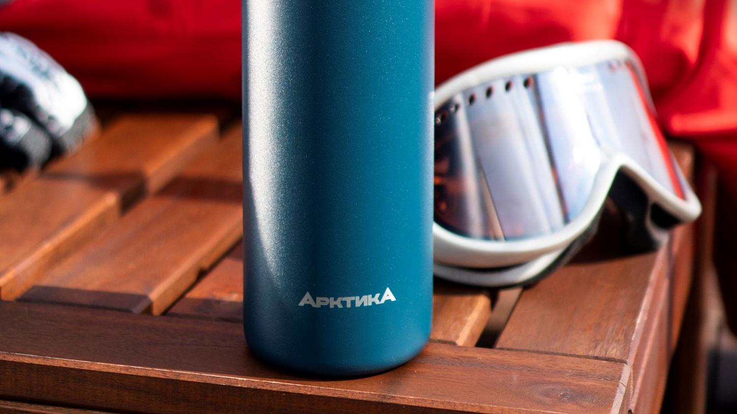 У термоса серии 708 в комплекте сразу две пробки: одна обеспечивает максимальную герметичность (можно смело бросить в рюкзак, не боясь пролить при активном катании), а вторая – с поилкой для быстрого доступа к напитку без чашки.