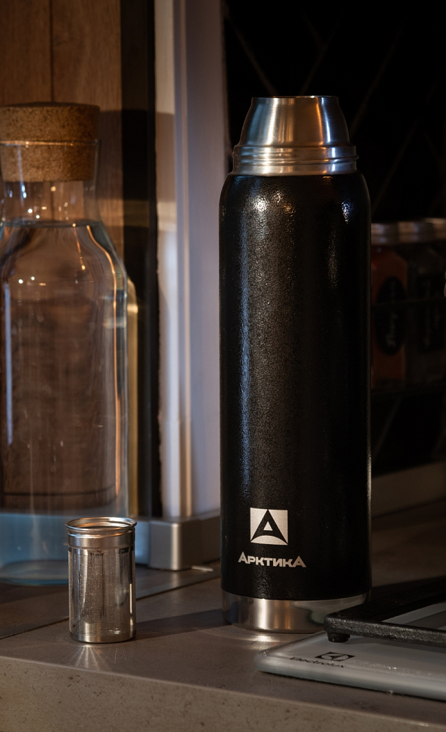 Термос серии 106 на 0.9л чёрный с ситечком и молотковой эмалью - 4