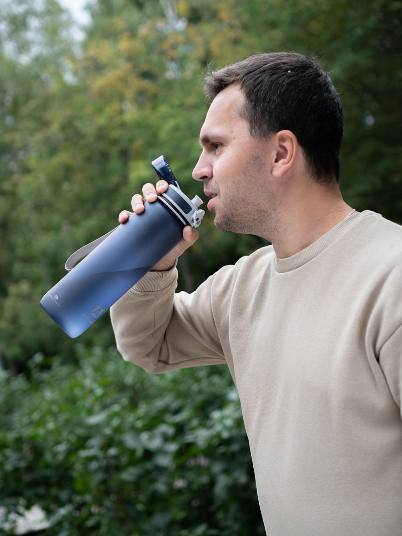 Питьевая бутылка 720 из тритана 1л, синяя матовая, с ситечком - 4