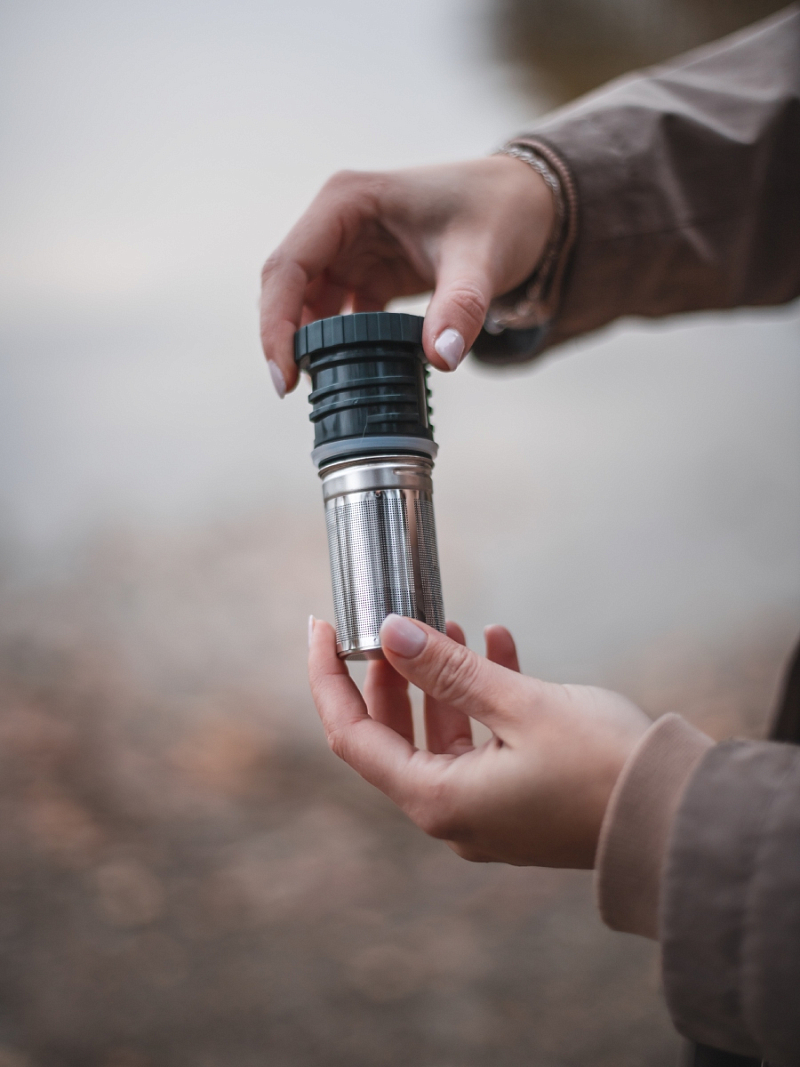 Зеленый термос 106 с узким горлом и ситечком на 0.9л - 6