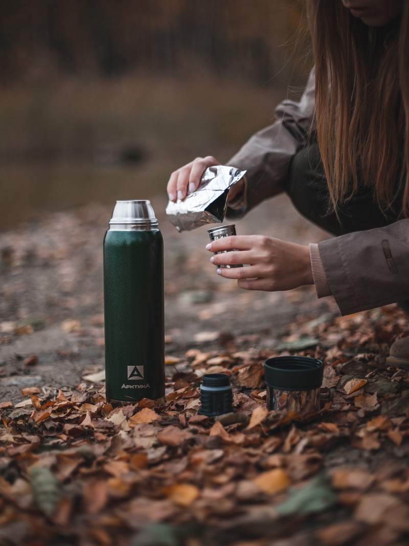 Зеленый термос 106 с узким горлом и ситечком на 0.9л - 4