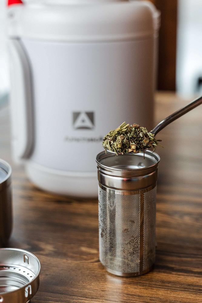 В термосах серии 204 есть сразу и ситечко, и сито: вы можете добавить заварку как внутрь заварочного ситечка, так и в сам термос не переживая, что чаинки попадут в чашку.