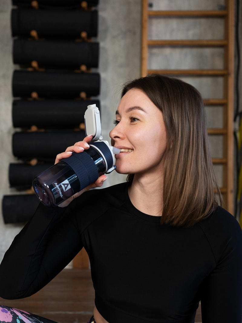 Синяя тритановая бутылка 722 с манжетом и питьевой трубочкой на 0.55л - 2