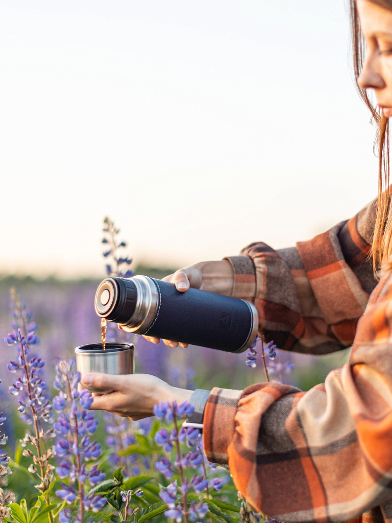 Термос 108 с синей оплёткой из экокожи на 0.5л - 4