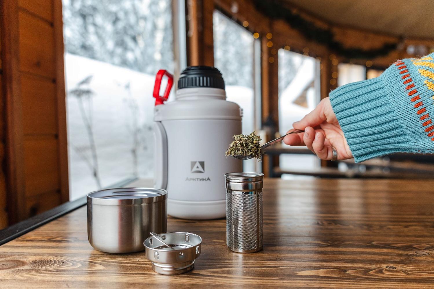 В термосах серии 204 есть сразу и ситечко, и сито: вы можете добавить заварку как внутрь заварочного ситечка, так и в сам термос не переживая, что чаинки попадут в чашку.