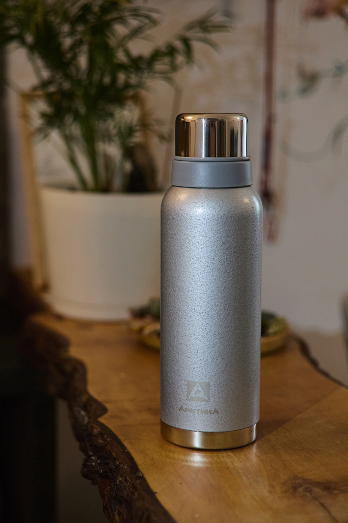 Термос серии 106 на 1.2л серебряный с узким горлом и молотковой эмалью - 2