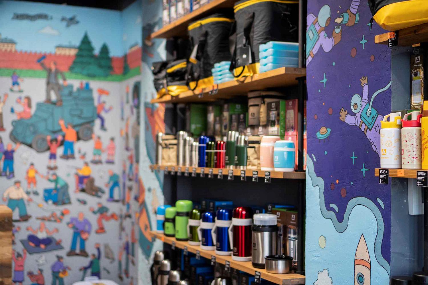 В магазине «Арктики» на Арбате посетителей ждал сюрприз: расписанные стены с миниатюрами. Стиль художника Алексея Шумова – комический жанр с множественными мелкими деталями.