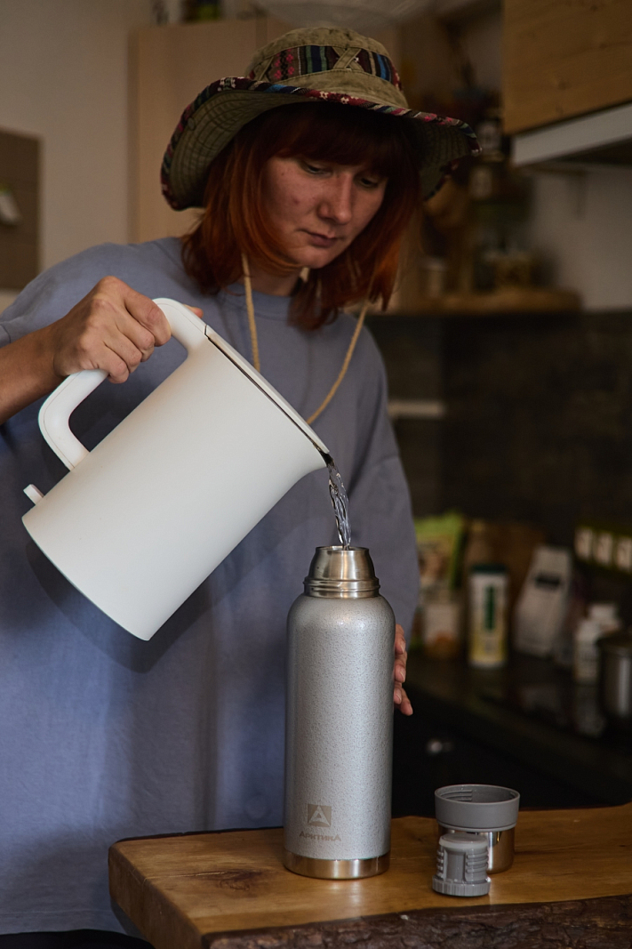 Термос серии 106 на 1.2л серебряный с узким горлом и молотковой эмалью - 4