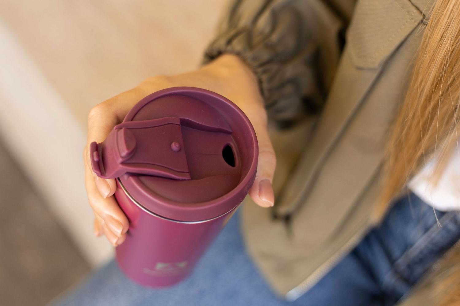 Термокружка серии 716 по форме похожа на классический одноразовый стаканчик: из нее так же удобно пить и держать в руках, но насладиться любимым напитком получится чуть дольше