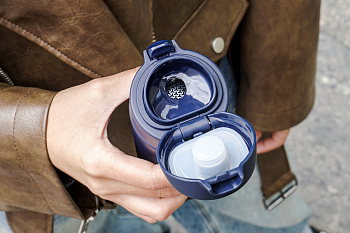 В крышку встроено сито