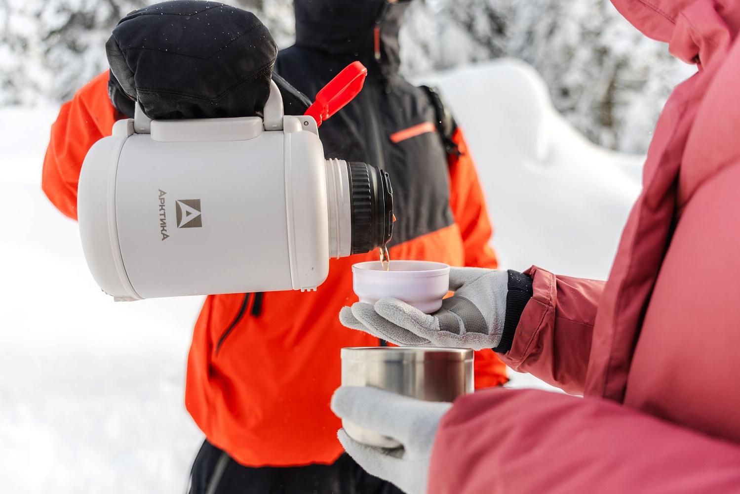 В термосах серии 204 есть сразу и ситечко, и сито: вы можете добавить заварку как внутрь заварочного ситечка, так и в сам термос не переживая, что чаинки попадут в чашку.